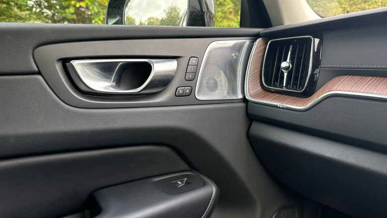 Volvo XC60 2.0 B5P Ultimate Dark 5dr AWD Geartronic Petrol Estate